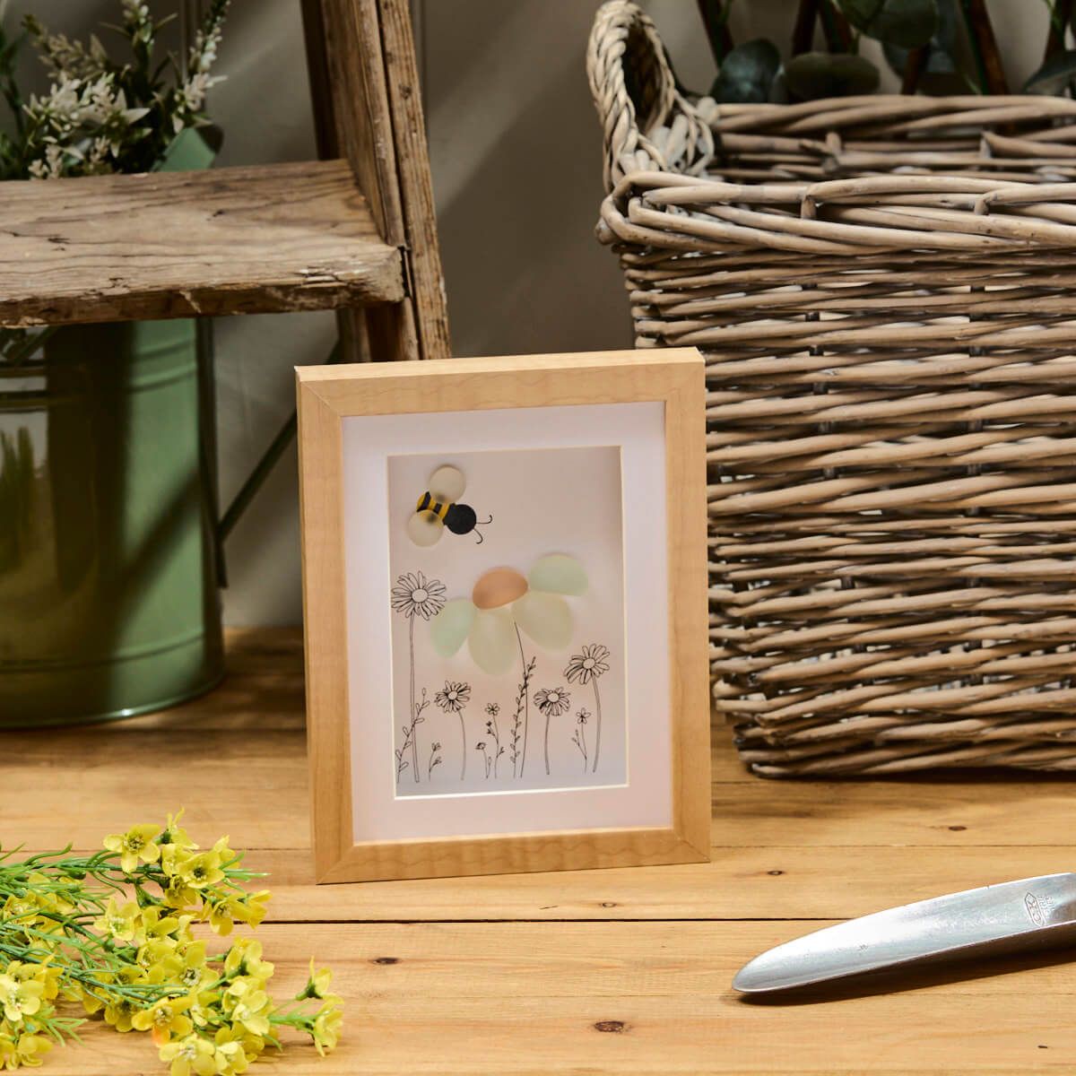 Richard Langs Glass Pebble Daisy & Bee Wooden Frame - 8FG101